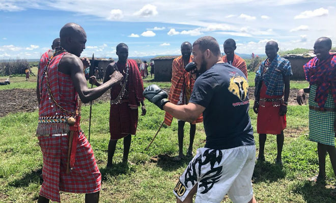 Чемпион ММА показал силу воинам масаи
