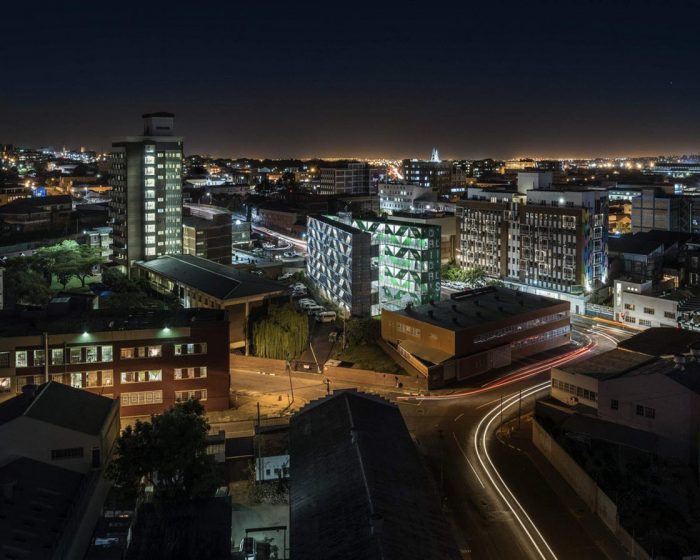 Самое бюджетное жилье мегаполиса: многоквартирный дом из контейнеров Самое бюджетное жилье мегаполиса: многоквартирный дом из контейнеров