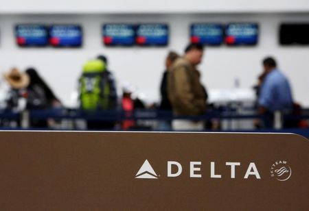Логотип Delta Air Lines в аэропорту Мехико, 8 августа 2016 года. REUTERS/Ginnette Riquelme