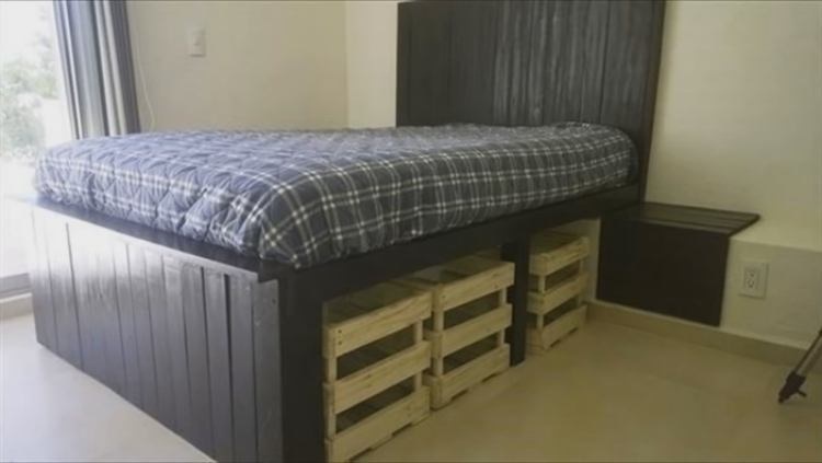 кровать из деревянных паллет