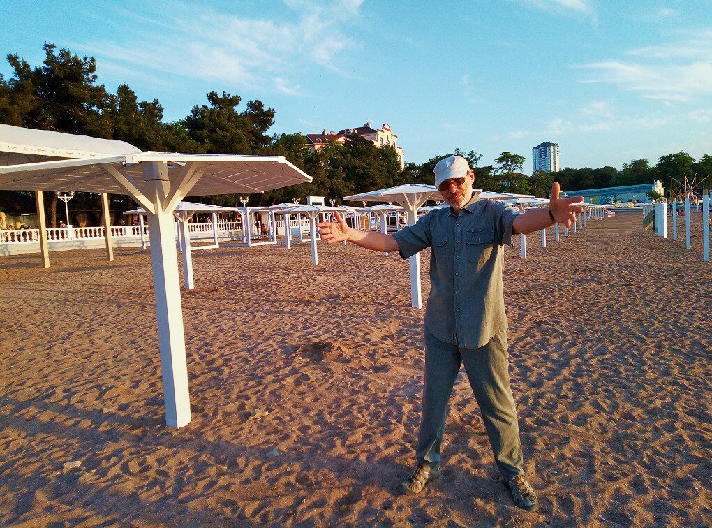 Автор рассказа и канала, Михаил Лекс, на пляже «Дельфин», Геленджик.