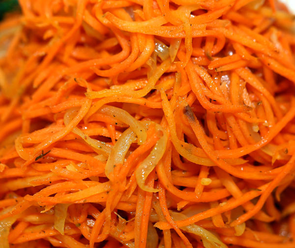 Корейская морковка иногда бывает ингредиентом в каком-либо другом салате