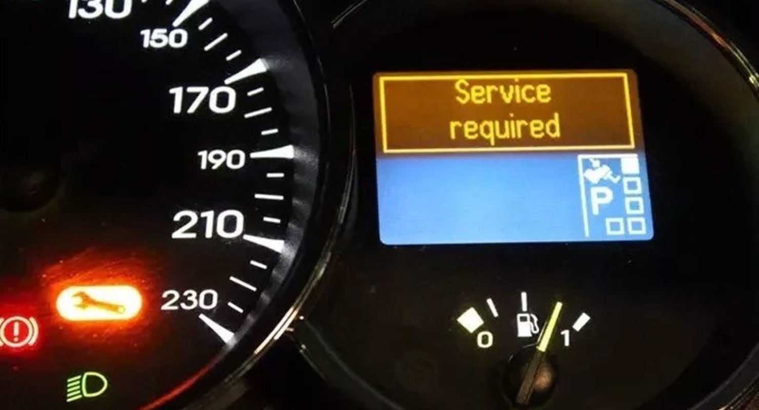 Service required. Бортовой компьютер компьютер Рено Флюенс 1.6. Значки ошибок Renault Fluence. Рено Флюенс межсервисный интервал. Межсервисный интервал Рено Логан.