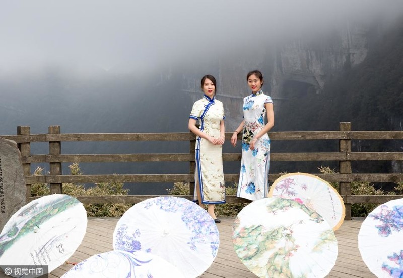 В Китае состоялась демонстрация платьев на высоте более 2 тысяч метров высота, китай, платье