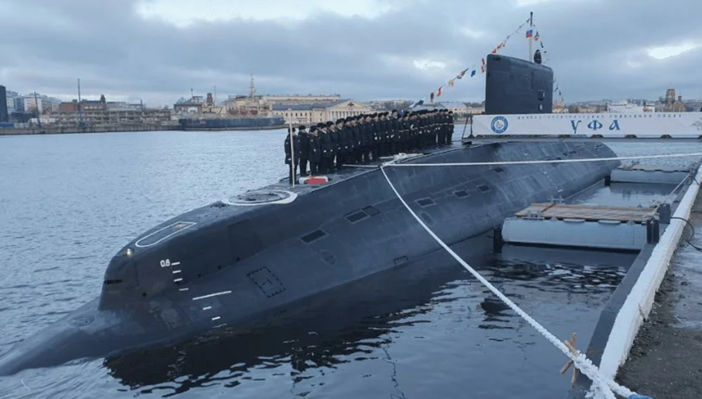 Дизельная подлодка 636.3 «Уфа» в народе именуется «черной дырой». Она скоро встанет на вооружение Тихоокеанского флота. Она уже готова, но в данный момент находится на Балтике.