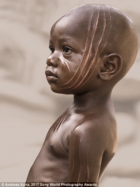 Мальчик со свежими ранами, которые впоследствии станут шрамами, — типичные «украшения» для местных племен. Того, Западная Африка в мире, дети, жизнь