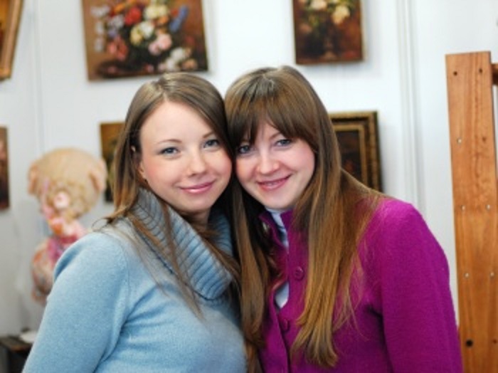 Творческий дуэт сестер–близняшек Анны Григорьевой и Марии Колеговой (Григорьевой) из Казани.
