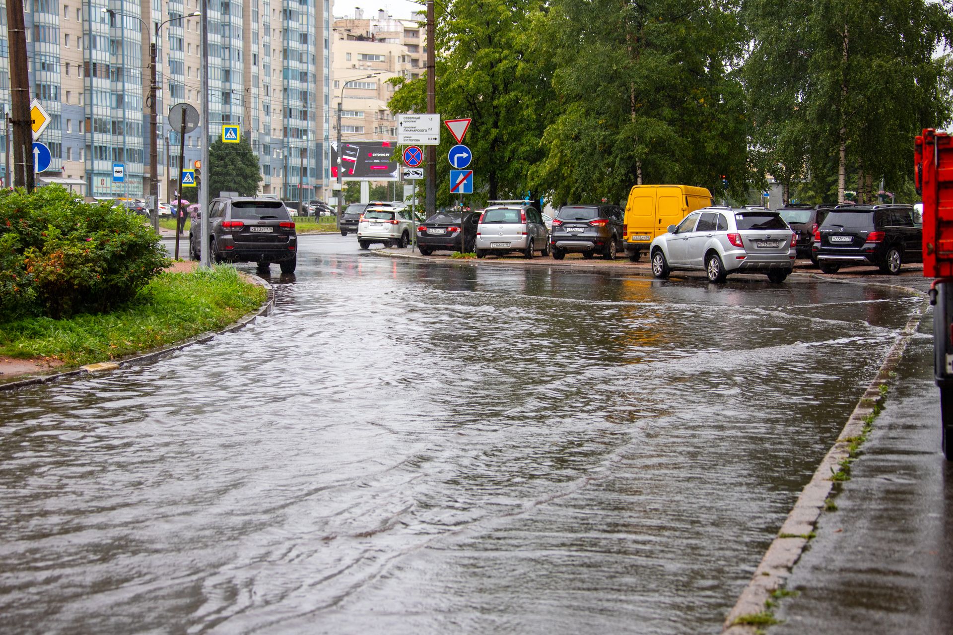 Ливень в екатеринбурге сегодня. Екатеринбург прорыв трубы. Машину затопило.