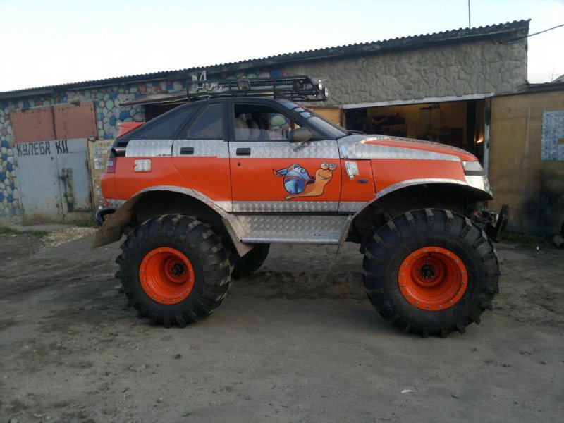 Чудо-юдо ВАЗ-2112 на огромных внедорожных колесах Чудо-юдо ВАЗ-2112 на огромных внедорожных колесах