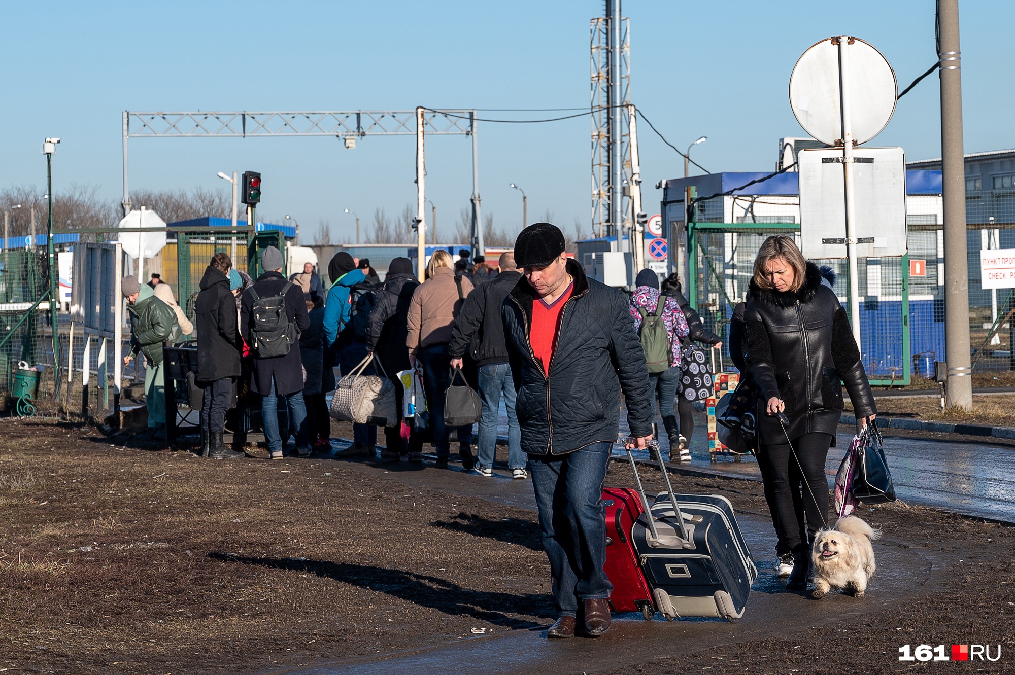 Последние новости дня в мире. Беженцы с Украины очереди. Гуманитарный коридор из России. Беженцы в Омске.