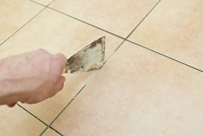 Удалите верхний слой, обеззаразьте и нанесите свежую замазку / Фото: howtospecialist.com