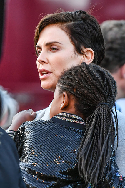 Шарлиз Терон в образе total black на прогулке с дочерью в Лос-Анджелесе Звездные дети