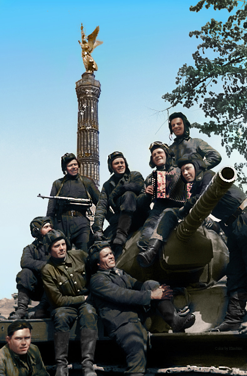 Экипаж советского танка позирует фотографу на улицах Берлина, май 1945 года. Великая Отечественная, авто, вов, военная техника, война, ретро фото, старые фотографии, фотографии