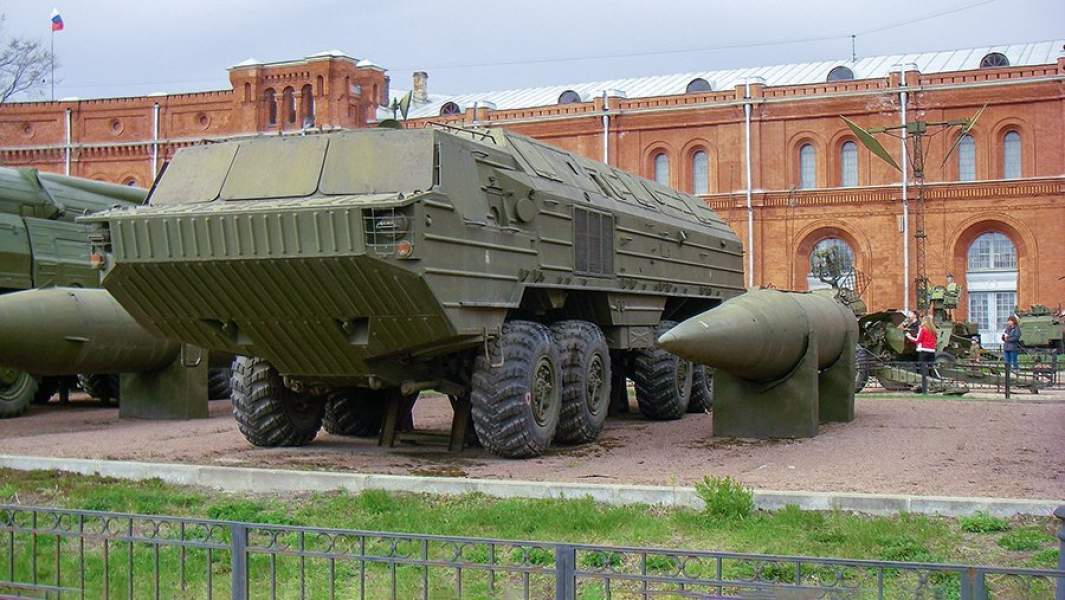 Пусковая установка и ракета оперативно-тактического комплекса «Ока-У» в Артиллерийском музее Санкт-Петербурга