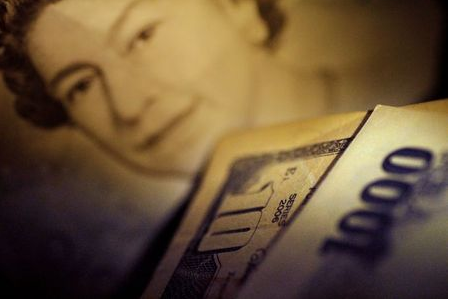A Japan Yen note in front of U.S. Dollar and British Pound Sterling notes are seen in this June 22, 2017 illustration photo. REUTERS/Thomas White/Illustration
