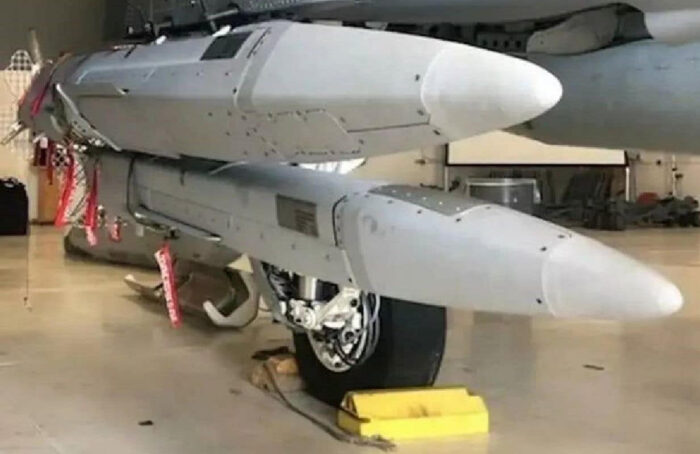 Ракеты-мишени ADM-160B на носителе