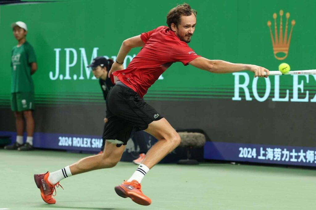 Медведев стартовал на Australian Open с победы