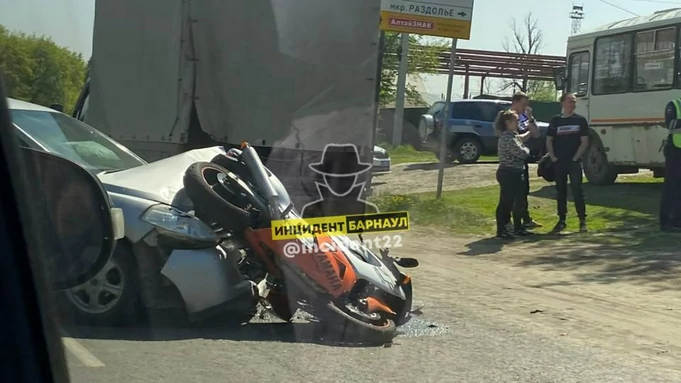 На Алтае 77-летний автомобилист почувствовал себя плохо и столкнулся с мотоциклом