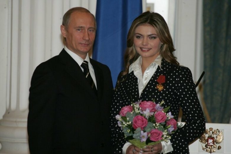 Интернет-пользователи поразились сходством сына Кабаевой и президента России 