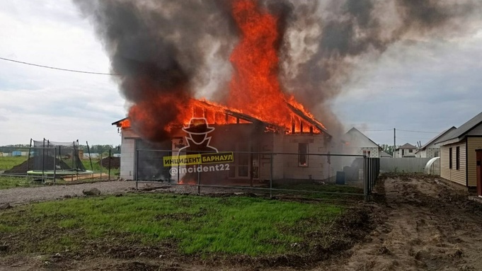 Дом на Алтае загорелся после попадания молнии