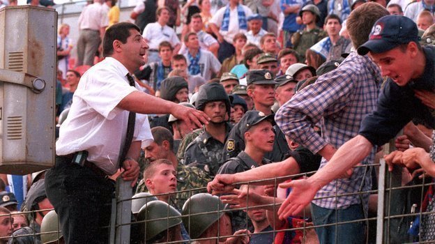1999 год. Шахруди Дадаханов успокаивает армейских болельщиков. Фото Александр Федоров, "СЭ"