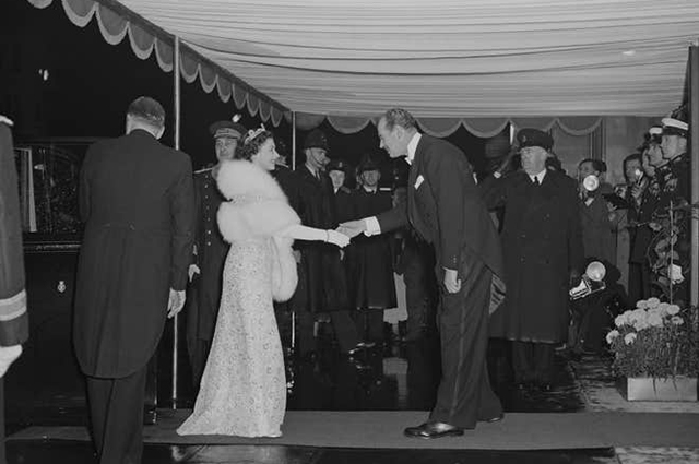 Королева Елизавета отказалась от натурального меха Монархии