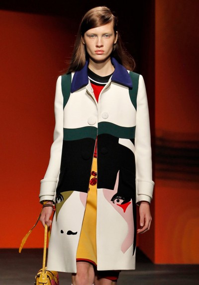 пальто в стиле поп-арт из коллекции Prada