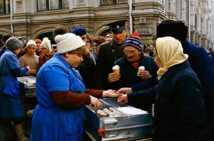 Очередь за мороженным в центре города.