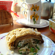Блинный пирог с рисом, яйцом и зелёным луком под сыром