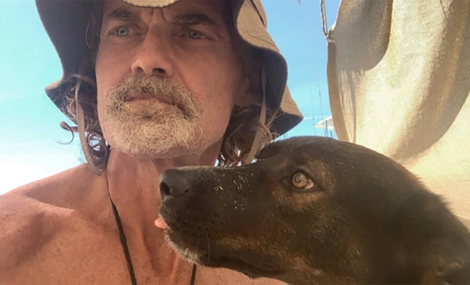 Мужчина с собакой вышел на лодке в Тихий океан и их унесло в море. Они жили в лодке в течение двух месяцев