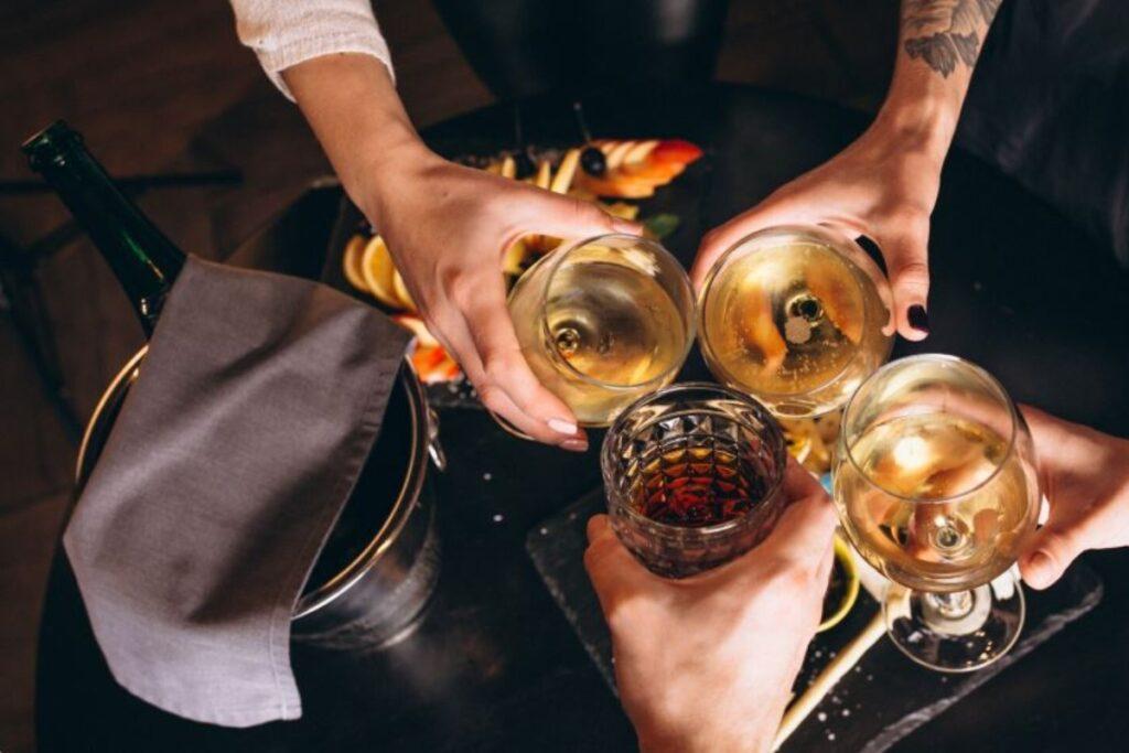 Эксперт СМИ2 рассказал, подорожает ли шампанское к Новому году