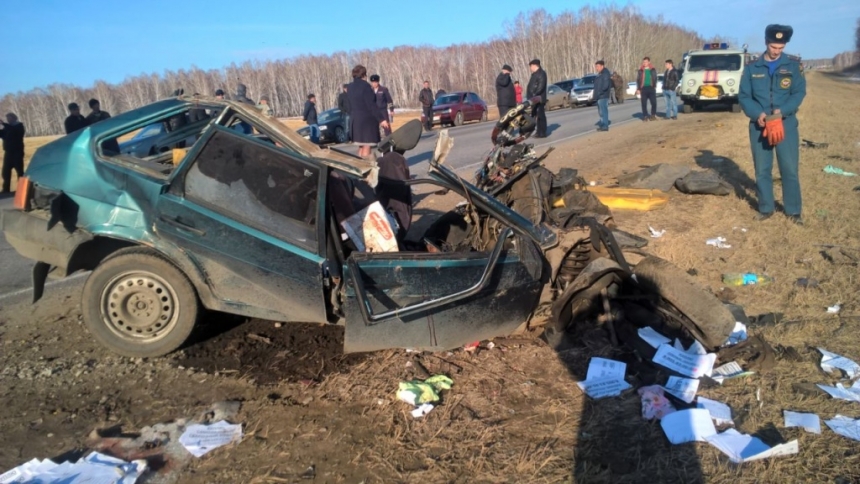 В ДТП под Омском автомобиль ВАЗ разорвало на части, погибли ребенок и трое взрослых