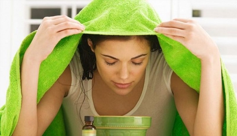 девушка делает ингаляцию