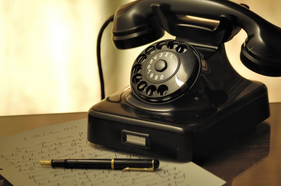 desk-antique-old-phone-telephone-nostalgia-779694-pxhere.com
