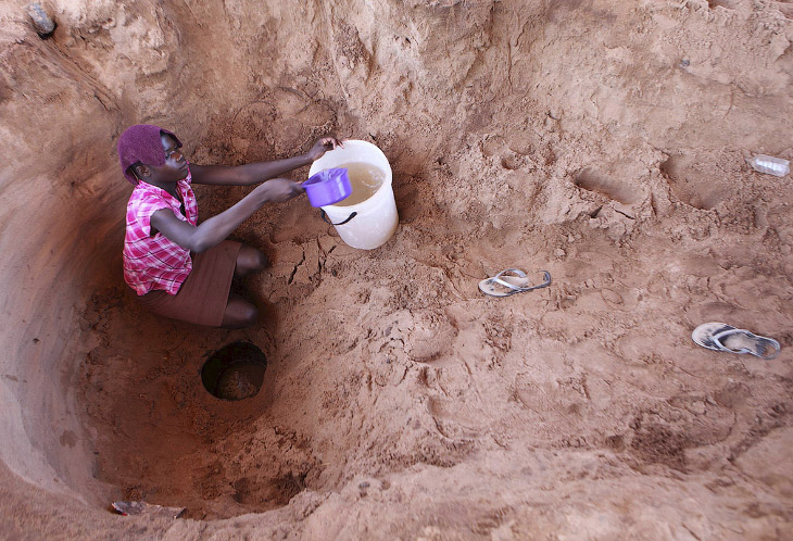 Вот так набирают воду из колодца в Зимбабве