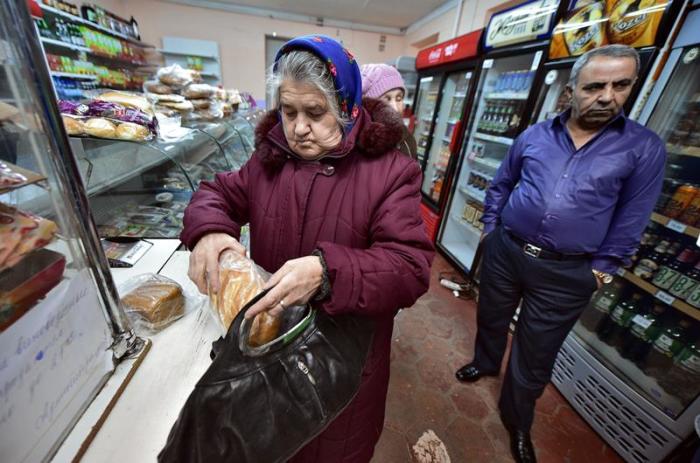 Армянский коммерсант много лет раздает бесплатный хлеб пенсионерам в российской глубинке﻿