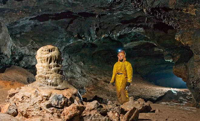 Кашкулакскую пещеру называют самым мрачным местом Сибири. Поисковики решили узнать причины и отправились внутрь пещеры, пещеру, исследовать, территорию, Местные, животных, копотью, окаменевшей, покрыты, стены, помещении, первом, устилают, останки, остались, действительно, оказалось, входе, легендой, более