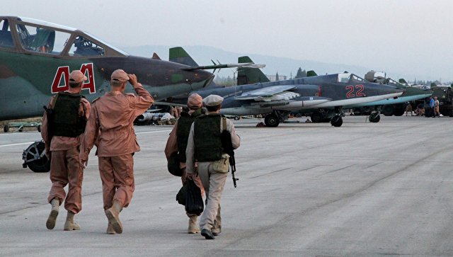 Технический персонал в аэропорту Хмеймим в Сирии, где базируются российские самолеты. Архивное фото