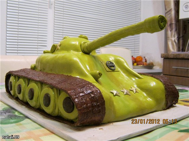 Торт танк агзамова. Торт танк. Торт в виде танка. Кровать в виде танка. Торт танк для мальчика.