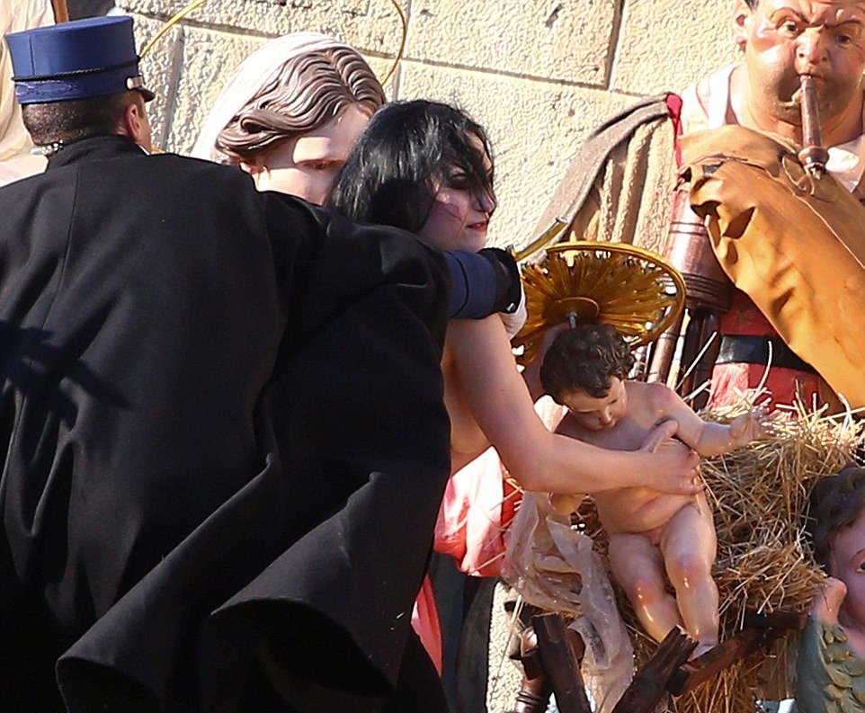 Украинская феминистка пыталась украсть статую младенца Иисуса в Ватикане