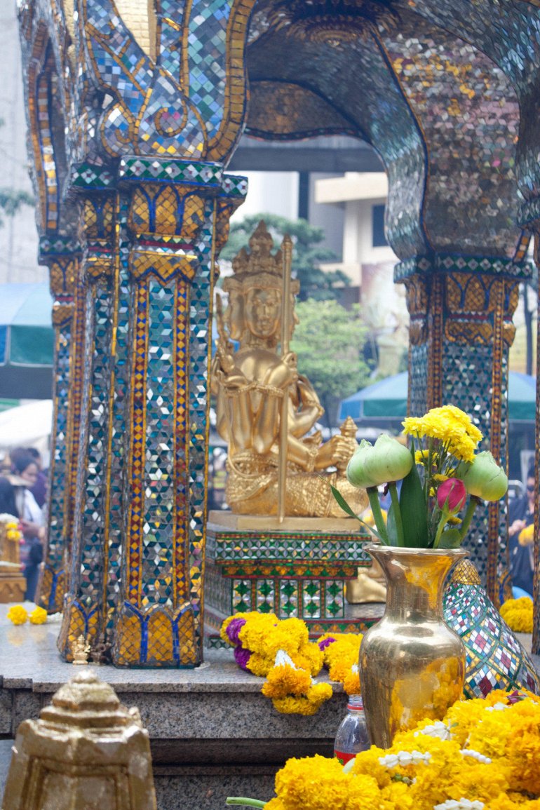Достопримечательности планеты: алтарь Эраван в Бангкоке Азия,Бангкок,Таиланд,храмы