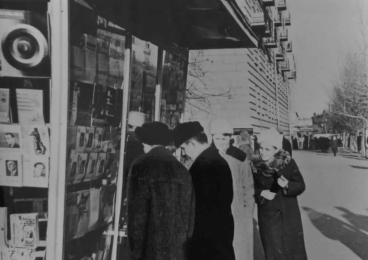 Только расточительные советские люди выбрасывали газеты – чаще их берегли и использовали «в хозяйстве» Только расточительные советские люди выбрасывали газеты – чаще их берегли и использовали «в хозяйстве»