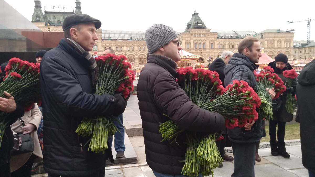 Гвоздики для сталина. Две гвоздики товарищу Сталину. Цветы Сталину. Цветы на могиле Сталина. Две гвоздики для Сталина товарища Сталина.