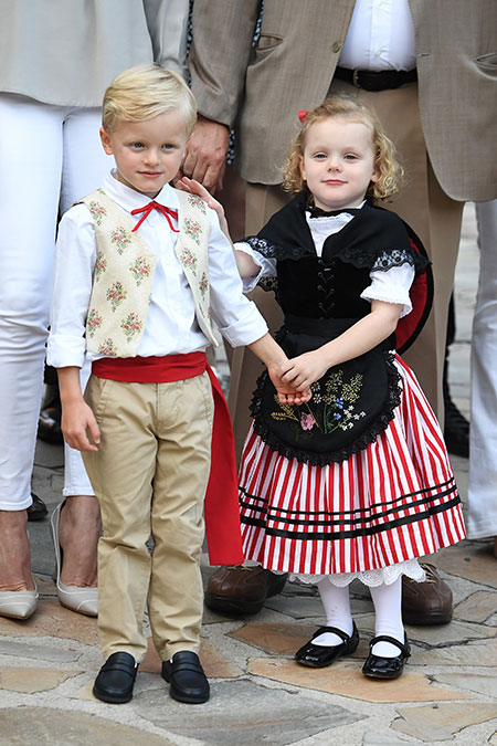 Торт со свечками, встреча с животными и "крещение" лодки: князь Альбер и княгиня Шарлен рассказали, как отметили 6-летие детей Торт со свечками, встреча с животными и "крещение" лодки: князь Альбер и княгиня Шарлен рассказали, как отметили 6-летие детей Монархи,Новости монархов