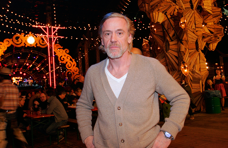 Высокие отношения: муж новой возлюбленной Брэда Питта продает его вино в своем ресторане Высокие отношения: муж новой возлюбленной Брэда Питта продает его вино в своем ресторане Звезды,Звездные пары