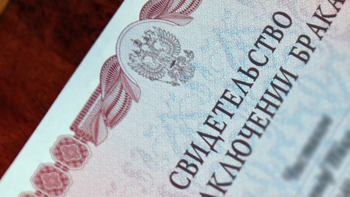 Чудеса толерантности: Трансгендера Назара посадили в женское СИЗО, а он взял и женился