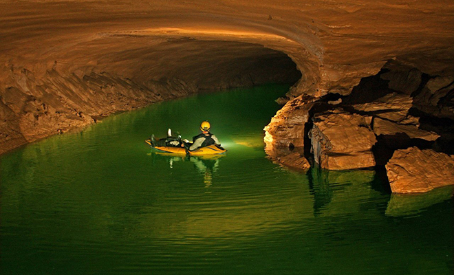 Мамонтова пещера идет под землей на 800 километров. Теперь спелеологи открыли новые ходы и называют ее «бездонной» Мамонтова пещера идет под землей на 800 километров. Теперь спелеологи открыли новые ходы и называют ее «бездонной» Культура