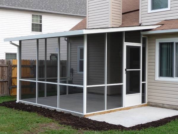 Закрытое крыльцо к частному дому