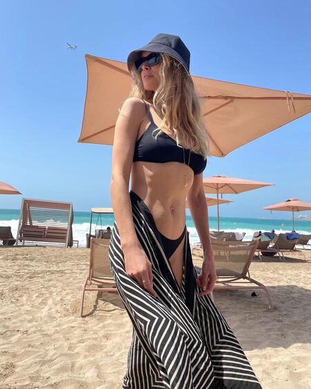 Море, солнце и песок: Вера Брежнева на отдыхе с сестрой и дочерьми в Дубае Море, солнце и песок: Вера Брежнева на отдыхе с сестрой и дочерьми в Дубае Дети,Дети знаменитостей