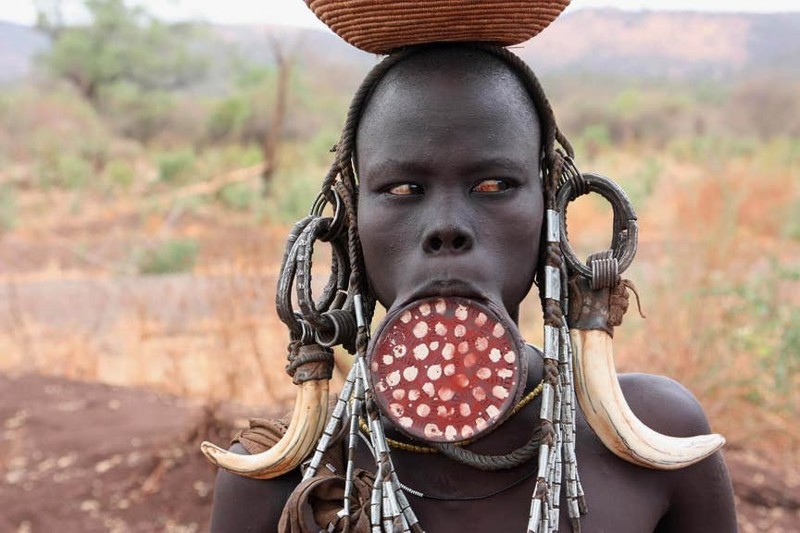 Тарелки в губах африка, культурные различия, поразительно